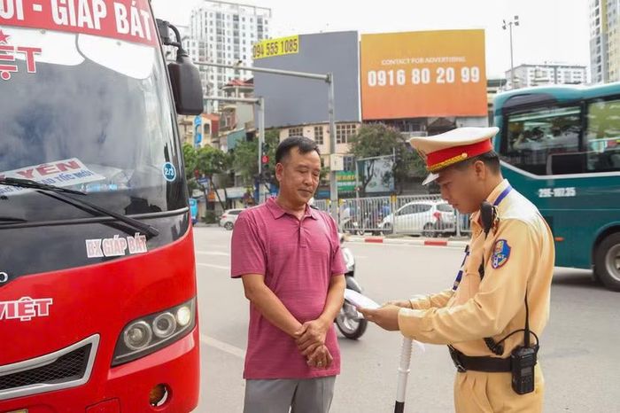 Đội CSGT đường bộ số 14 kiểm soát hoạt động vận tải trước dịp lễ.