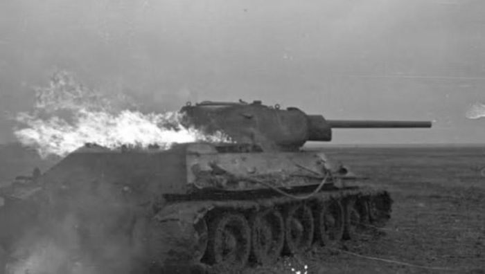 Nhưng sự xuất hiện của T-34 đã tạo ra một cú hích rất mạnh và trực tiếp. Nó cho Đức thấy rằng các thiết kế hiện có đang nhanh chóng trở nên lỗi thời, đồng thời cung cấp một đối thủ thực tế để các nhà thiết kế phải vượt qua.