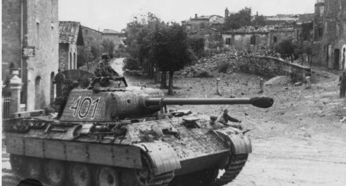 Tuy nhiên, Panther không phải bản sao T-34. Nó lớn hơn, nặng hơn, sử dụng tháp pháo 3 người và trang bị pháo KwK 42 L/70 75 mm có khả năng chống tăng rất mạnh. Đây chính là điểm thú vị của cuộc chạy đua thiết giáp.