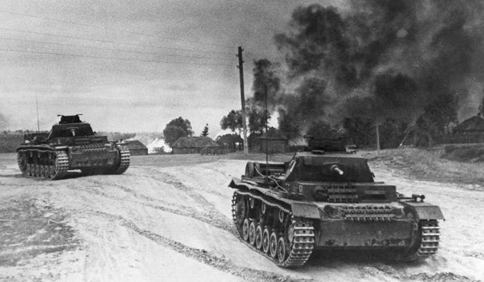 Khi quân Đức Quốc xã tiến vào Liên Xô năm 1941, họ không chỉ đối mặt với một lực lượng Hồng quân đông đảo mà còn phát hiện T-34 có nhiều đặc điểm vượt xa dự tính ban đầu. Giáp nghiêng, pháo 76,2 mm, động cơ diesel và khả năng cơ động khiến một số xe tăng Đức khi đó gặp khó khăn trong đối đầu trực diện.