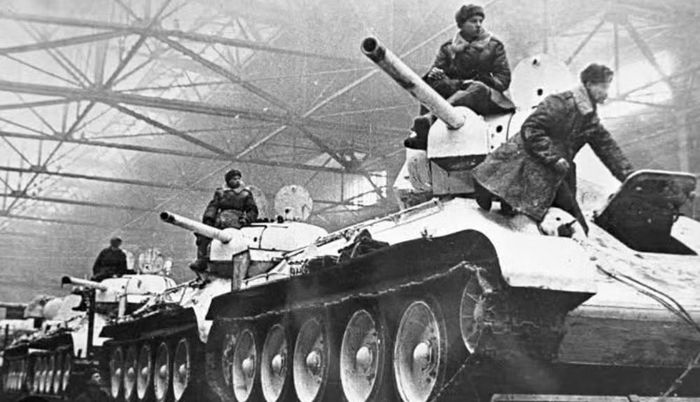 Sau khi nghiên cứu T-34, Đức khởi động chương trình phát triển một xe tăng hạng trung mới. Daimler-Benz và MAN đưa ra những phương án khác nhau. Thiết kế của MAN cuối cùng được lựa chọn và trở thành Panther - Panzerkampfwagen V Panther.