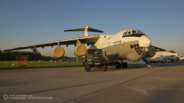Khung gầm Il-78MK-90A theo nhận xét vẫn giữ được chức năng vận tải ban đầu khi loại bỏ hệ thống tiếp nhiên liệu và vòi bơm chuyên dụng, cho dù khá lãng phí nếu dùng nó theo chức năng kể trên.