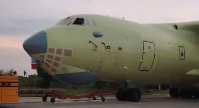 Căn cứ vào đoạn video đăng tải, nhận định máy bay dành cho xuất khẩu vì đuôi chỉ có số hiệu 3 chữ số thay vì 5 chữ số như thường lệ của Lực lượng Không quân Vũ trụ Nga, ngoài ra không có biểu tượng nào của Nga.