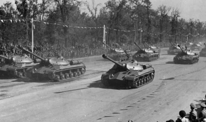 Điểm đáng chú ý nhất của IS-3 là phần giáp trước thân xe. Thay vì sử dụng một tấm giáp phẳng lớn, các kỹ sư Liên Xô tạo ra cấu trúc "mũi giáo", thường được gọi là "pike nose".