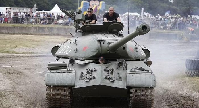 IS-3 vì thế là một trường hợp rất thú vị trong lịch sử thiết giáp. Nó chưa phải chiếc xe tăng hoàn hảo, nhưng nhiều đặc điểm trên thiết kế của nó đã báo trước hình dáng của xe tăng Liên Xô thời hậu chiến.