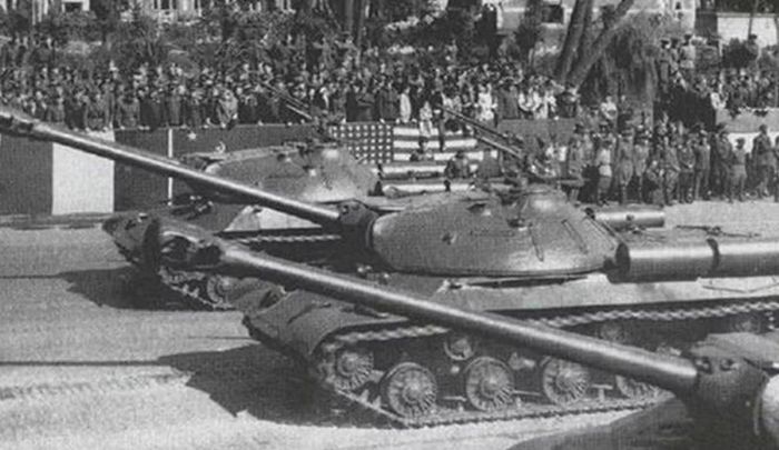 Khác với IS-2, IS-3 sở hữu ngoại hình rất khác biệt: thân xe thấp hơn, phần giáp trước được tạo thành hình mũi nhọn và tháp pháo dạng tròn, thấp. Đó không chỉ là thay đổi về hình thức mà phản ánh một tư duy mới về cách bảo vệ xe tăng.