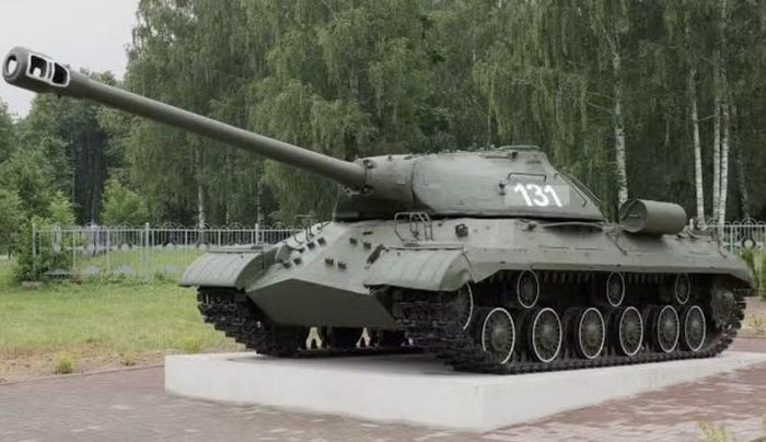 Tuy nhiên, IS-3 cũng có những vấn đề đáng kể. Quá trình phát triển và sản xuất diễn ra gấp rút, khiến một số xe gặp trục trặc về độ tin cậy cơ khí.