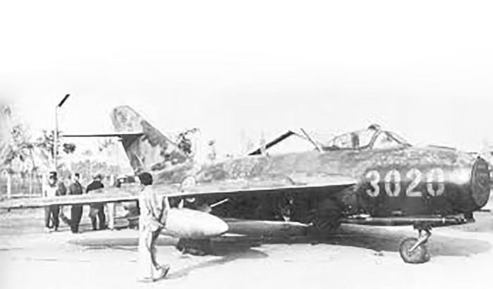 MiG-17 còn có một lợi thế khác: hỏa lực pháo mạnh. Máy bay được trang bị 2 pháo 23 mm và 1 pháo 37 mm. So với súng máy cỡ nhỏ, pháo có sức công phá lớn hơn và phù hợp với việc khai hỏa trong thời gian ngắn. Tuy nhiên, cơ số đạn hạn chế khiến phi công phải chọn thời điểm bắn khá kỹ.