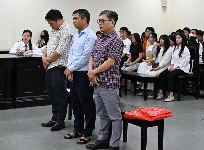 Các bị cáo tại phiên tòa ngày 24/8. Ảnh: Danh Lam
