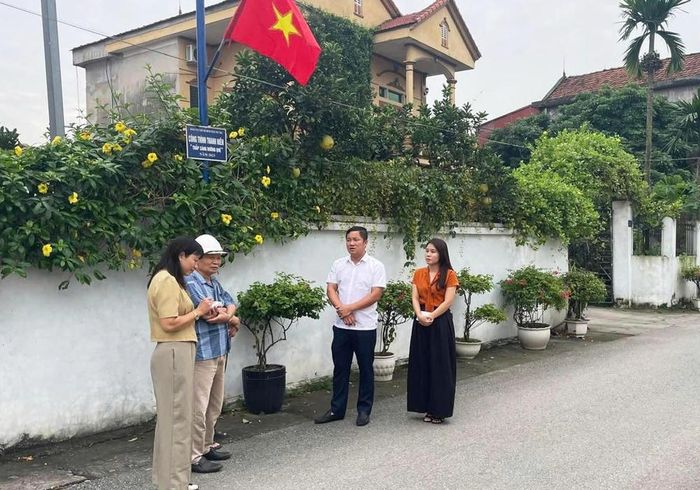 Cán bộ Ủy ban MTTQ Việt Nam xã Lâm Thao (tỉnh Phú Thọ) kiểm tra thực tế hiệu quả công trình thanh niên “Thắp sáng đường quê” trên địa bàn.