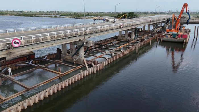 Sau một thời gian dài đưa vào vận hành và khai thác, một số hạng mục của công trình đã xuống cấp. Trước thực tế đó, dự án sửa chữa cấp bách đập Thảo Long được triển khai, nhằm bảo đảm an toàn công trình và phát huy hiệu quả điều tiết nguồn nước. Ảnh: N.Q.