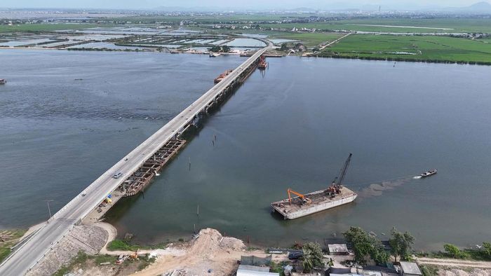 Theo chủ đầu tư, trong năm 2026, mục tiêu là hoàn thành phần thủy công, lắp đặt cửa van... Cùng với đó, tiếp tục thi công gia cố hạ lưu, sửa chữa, hoàn thiện nhà quản lý và hệ thống máy phát điện. Ảnh: N.Q.