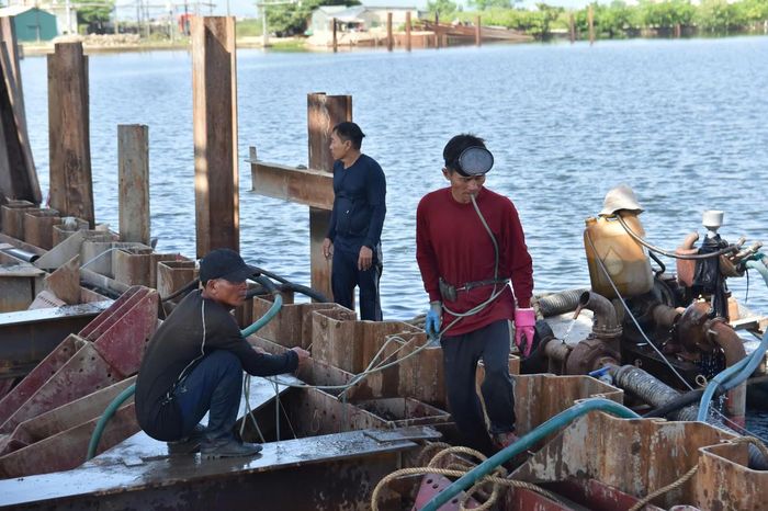  Những ngày này, trên công trường đập Thảo Long nhiều kỹ sư, công nhân, máy móc, thiết bị đang khẩn trương thi công các hạng mục trọng điểm. Ảnh: N.Q.