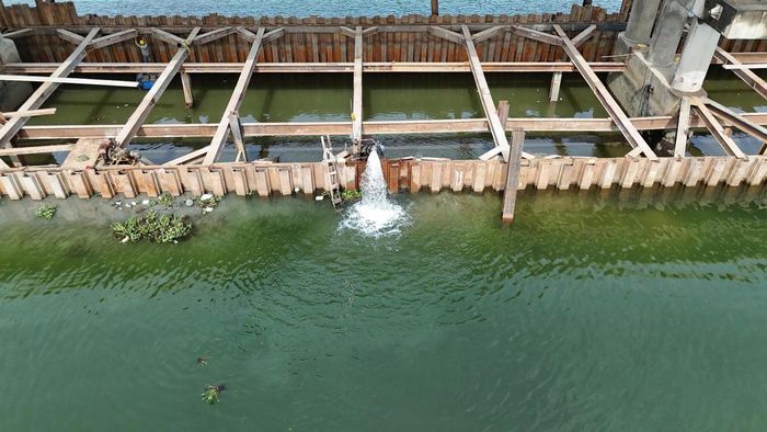 Hiện nay, các đơn vị đang triển khai thi công tại các khoang 1, 2, 9, 10, 11 và 12, hoàn thành sản xuất 4/6 cửa van mới; đồng thời, tiếp tục sửa chữa các cửa van còn lại. Ảnh: N.Q.