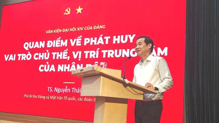 TS. Nguyễn Thái Học, Phó Bí thư Đảng ủy MTTQ, các đoàn thể Trung ương trình bày chuyên đề: Quan điểm về phát huy vai trò chủ thể, vị trí trung tâm của Nhân dân trong Văn kiện Đại hội XIV của Đảng.