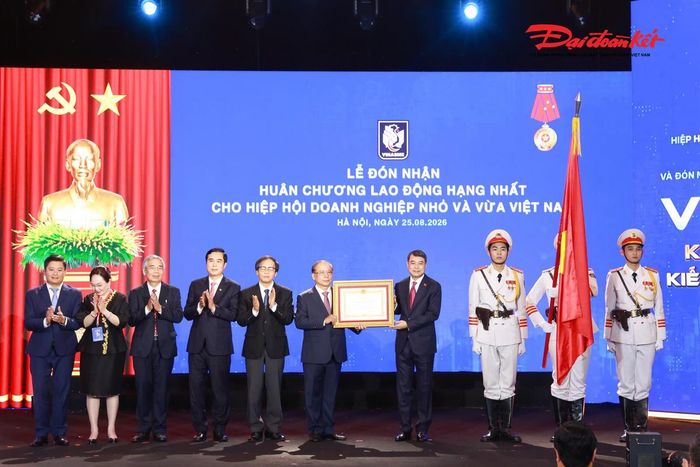 Thủ tướng Chính phủ Lê Minh Hưng trao Huân chương Lao động hạng Nhất cho Hiệp hội Doanh nghiệp nhỏ và vừa Việt Nam. (Ảnh: Quang Vinh) ​