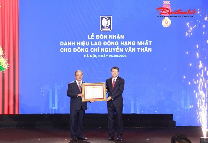 Thủ tướng Chính phủ Lê Minh Hưng trao Huân chương Lao động hạng Nhất cho ông Nguyễn Văn Thân, Chủ tịch Hiệp hội Doanh nghiệp nhỏ và vừa Việt Nam. (Ảnh: Quang Vinh)