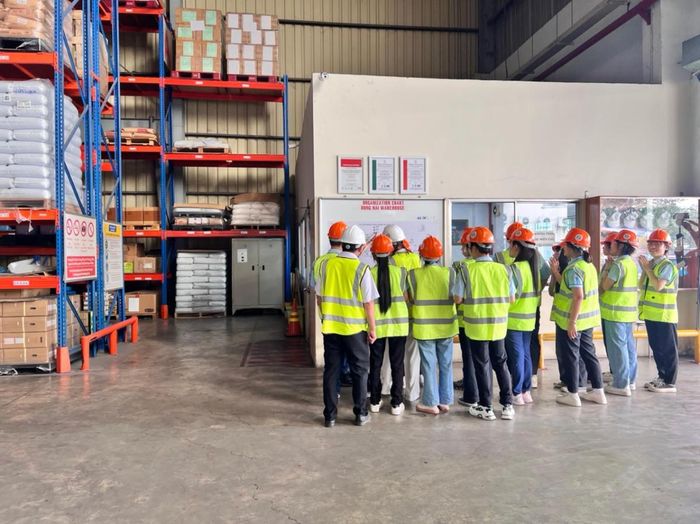 Học sinh - sinh viên thực tập tại doanh nghiệp. Ảnh: VCMI