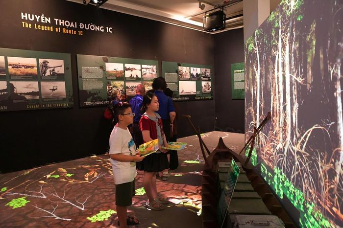 Trên nền hiện vật phục dựng, công nghệ 3D Mapping kết hợp hệ thống cảm biến tương tác tái hiện không gian miền Tây qua mùa khô, mùa mưa và bối cảnh chiến trường năm xưa.