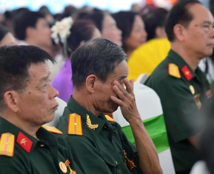 Khoảnh khắc xúc động của cựu chiến binh khi nghe những câu chuyện kể lại của đồng đội.