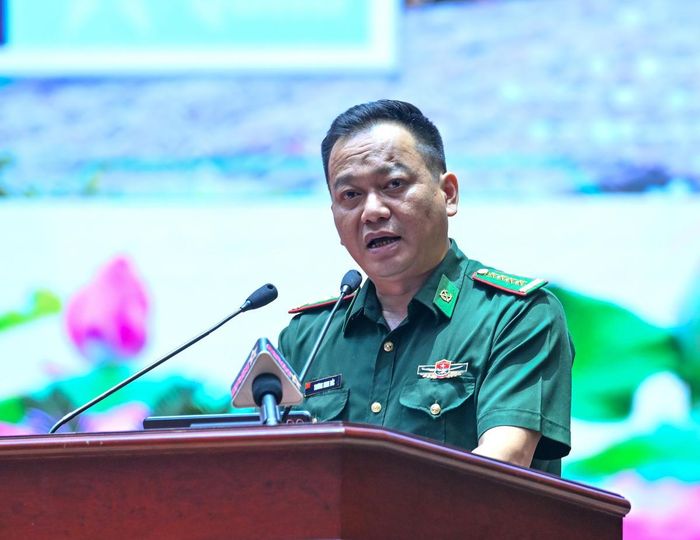 Đại tá Trương Minh Đức, Chỉ huy trưởng Ban Chỉ huy Bộ đội Biên phòng Lai Châu báo cáo tham luận tại hội nghị về mô hình chuyển đổi số khu vực biên giới. Ảnh: Trọng Hải