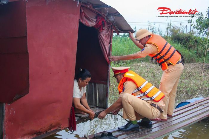 Trong quá trình kiểm tra, cán bộ, chiến sĩ đã trực tiếp đến thăm hỏi, động viên một số hộ dân đang sinh sống ven sông; nắm bắt điều kiện sinh hoạt, tình hình neo đậu phương tiện cũng như những khó khăn có thể phát sinh nếu mưa lớn kéo dài.
