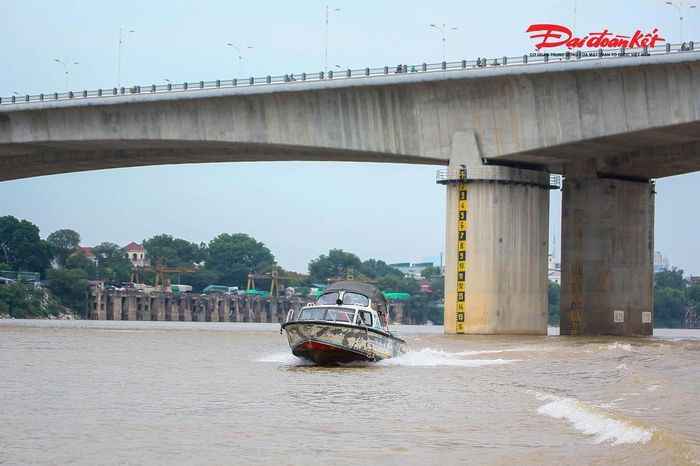 “Qua những phần việc cụ thể trong công tác chuyên môn và công tác dân vận, đơn vị từng bước cụ thể hóa phong trào thi đua ‘3 nhất: Kỷ luật nhất - Trung thành nhất - Gần dân nhất’, gắn yêu cầu thực hiện nhiệm vụ với việc bảo đảm an toàn giao thông đường thủy, chủ động phòng ngừa thiên tai và bảo vệ tính mạng, tài sản của Nhân dân”, đại diện Đội Cảnh sát đường thủy số 2 chia sẻ.