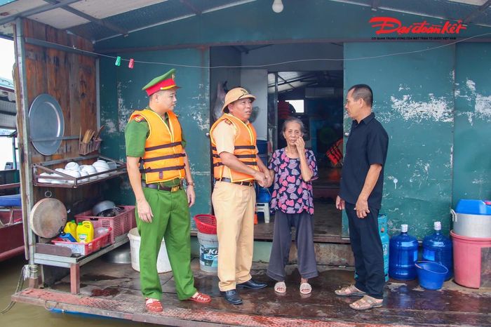 Ngày 25/8, tại bến đò Văn Đức, xã Bát Tràng, Đội Cảnh sát đường thủy số 2 phối hợp Công an xã Bát Tràng kiểm tra thực tế khu vực bến đò và các khu dân cư sinh sống, làm ăn trên sông.
