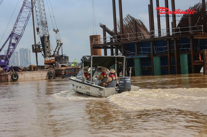 Việc bám sát địa bàn, chủ động phòng ngừa từ sớm và trực tiếp hỗ trợ người dân tại các khu vực ven sông cũng góp phần xây dựng hình ảnh người chiến sĩ Công an trách nhiệm, gần dân, sát dân, sẵn sàng có mặt khi người dân cần hỗ trợ.