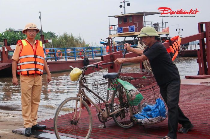 Cùng với thực hiện nhiệm vụ chuyên môn, cán bộ, chiến sĩ trực tiếp xuống các khu dân cư trên sông, thăm hỏi, nắm bắt khó khăn và kịp thời hỗ trợ người dân khi cần thiết.
