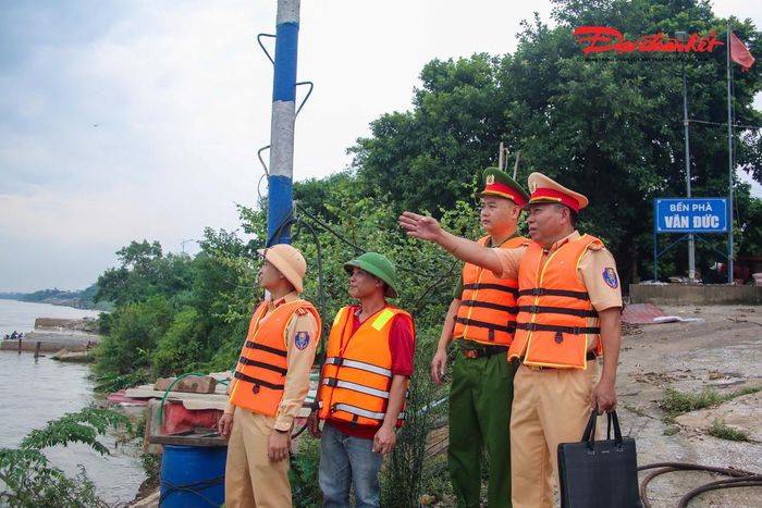 Đại diện Công an xã Bát Tràng cho biết, việc phối hợp với lực lượng Cảnh sát đường thủy kiểm tra, nắm tình hình tại khu vực ven sông, bến đò và các vạn dân cư giúp địa phương chủ động hơn trong công tác phòng ngừa, ứng phó với thiên tai.