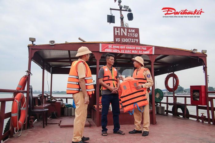 Các tổ công tác tăng cường tuần tra, kiểm soát tại các bến khách ngang sông, bến thủy nội địa, khu vực neo đậu phương tiện, công trình đang thi công và những vị trí có nguy cơ sạt lở, dòng chảy mạnh để kịp thời phát hiện, cảnh báo, xử lý các nguy cơ mất an toàn.