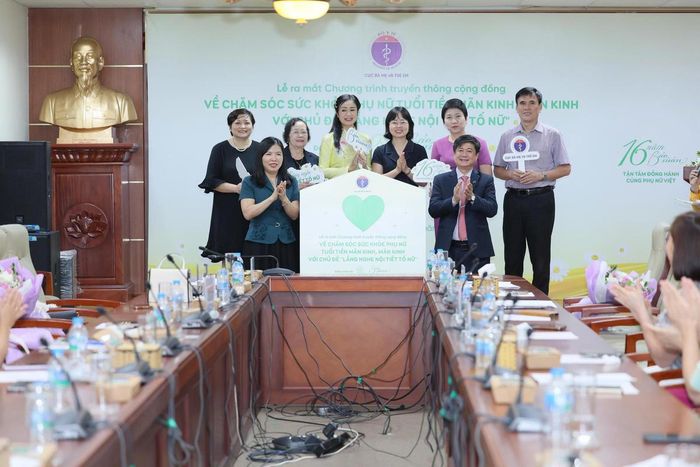 Việc ra mắt chương trình truyền thông cộng đồng “Lắng nghe nội tiết tố nữ” được kỳ vọng góp phần đưa kiến thức chăm sóc sức khỏe tiền mãn kinh, mãn kinh đến gần hơn với phụ nữ. Ảnh: Thu Thủy