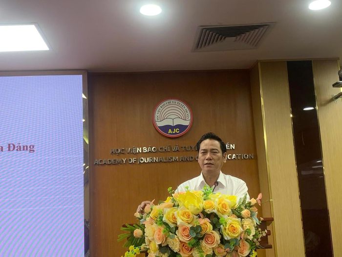 TS. Nguyễn Công Dũng - Ủy viên Hội đồng Biên tập NXB - Xuất bản chuyên trách, NXB chính trị quốc gia Sự thật phát biểu tham luận tại hội thảo.