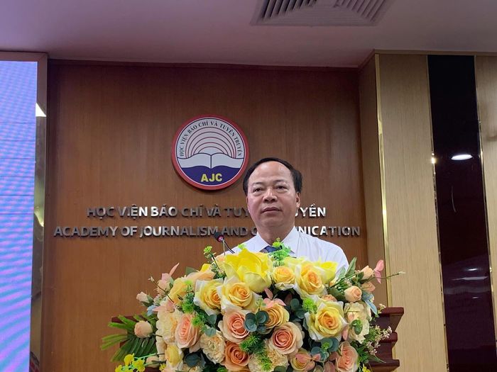 PGS.TS Mai Đức Ngọc, Bí thư Đảng ủy, Phó Giám đốc thường trực Học viện Báo chí và Tuyên truyền phát biểu khai mạc hội thảo.