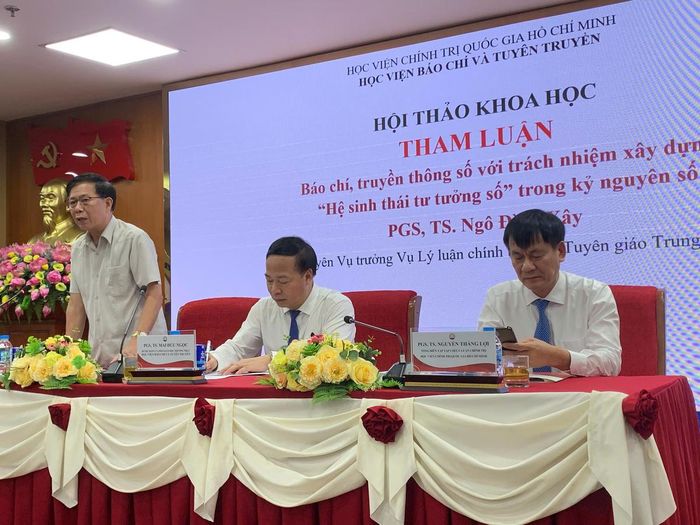 Đoàn chủ trì hội thảo. Từ trái qua: PGS.TS Phạm Huy Kỳ - nguyên Phó Giám đốc Học viện Báo chí và Tuyên truyền, PGS.TS Mai Đức Ngọc - Bí thư Đảng ủy, Phó Giám đốc Thường trực Học viện Báo chí và Tuyên truyền, PGS.TS Nguyễn Thắng Lợi - Tổng biên tập Tạp chí Lý luận Chính trị, Học viện Chính trị Quốc gia Hồ Chí Minh.