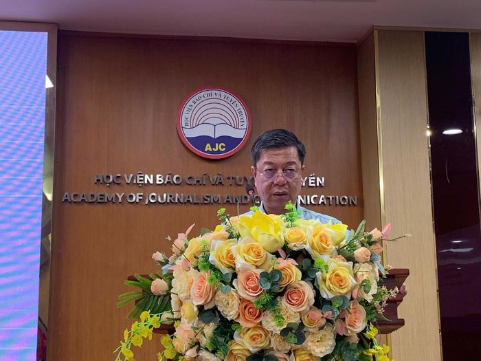 PGS.TS Vũ Trọng Lâm, Giám đốc, Tổng Biên tập NXB Chính trị Quốc gia Sự thật phát biểu tham luận tại hội thảo.