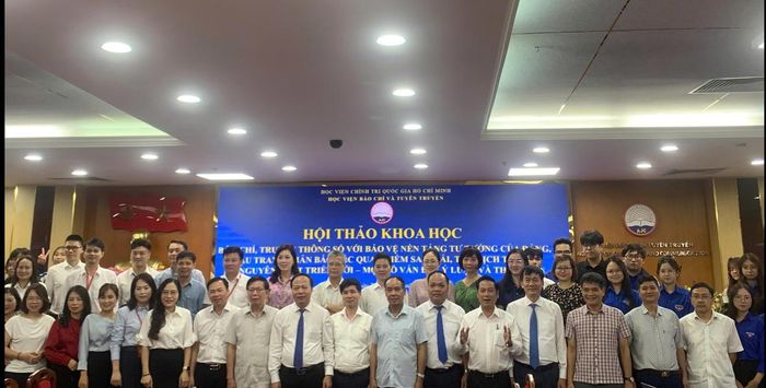 Các đại biểu chụp ảnh lưu niệm.