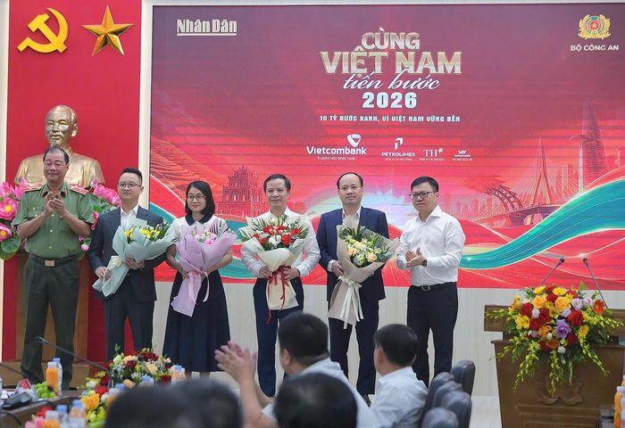 Đại diện BTC tặng hoa các đơn vị đồng hành Cùng Việt Nam tiến bước.
