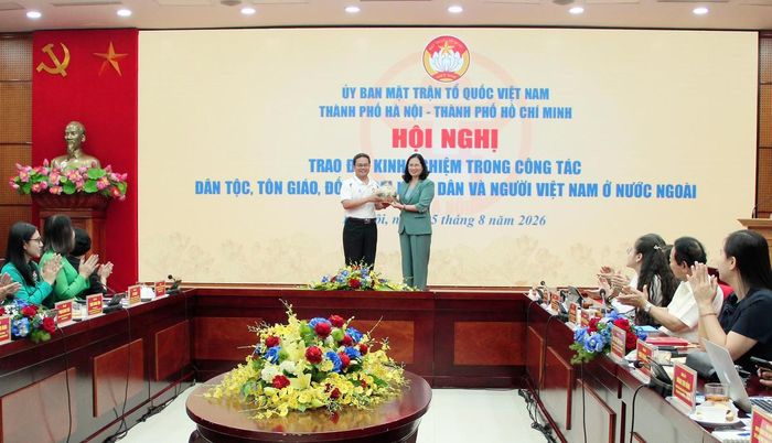 Ủy ban MTTQ Việt Nam thành phố Hà Nội tặng quà lưu niệm cho Ủy ban MTTQ Việt Nam TPHCM. Ảnh: PV