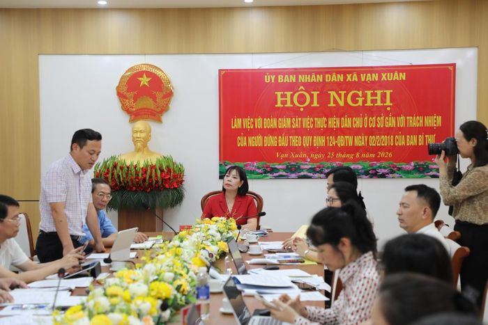 Chủ tịch UBND xã Vạn Xuân nêu một số kiến nghị với Đoàn giám sát về việc thực hiện giám sát ở cơ sở. Ảnh: Tùng Duy.