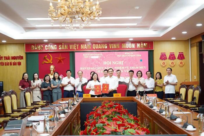 Ủy ban MTTQ Việt Nam tỉnh Thái Nguyên và Ban Tuyên giáo và Dân vận Tỉnh ủy ký bàn giao. Ảnh: MTTQ tỉnh Thái Nguyên.