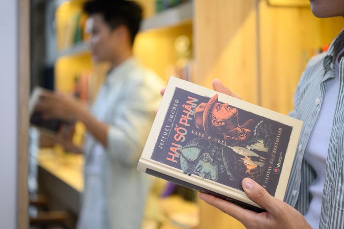  Hai số phận của Jeffrey Archer là tác phẩm góp phần hình thành thói quen đọc sách của Anh Mặt Vuông. 