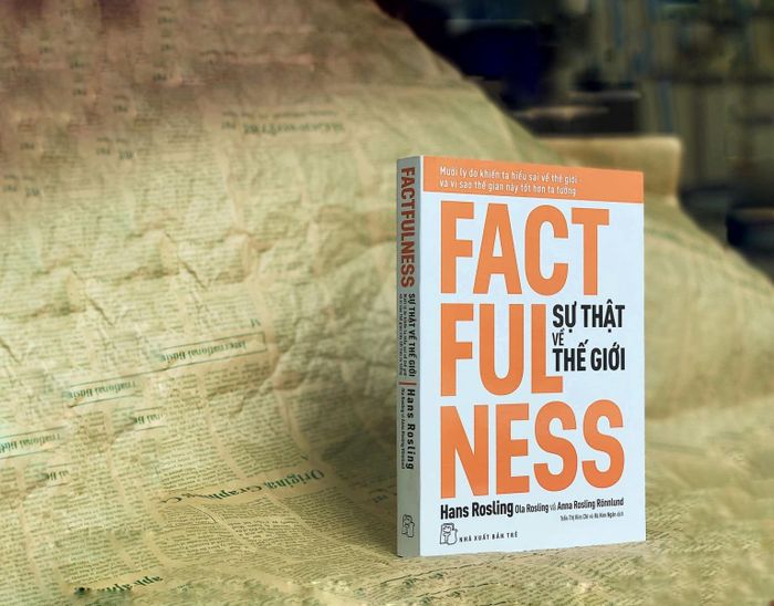 Cuốn Factfulness chỉ ra 10 lý do khiến con người hiểu sai về thế giới, và vì sao thế gian này tốt hơn chúng ta tưởng. Ảnh: NXB Trẻ.