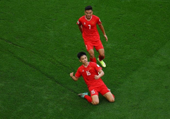 Đình Bắc (số 15) ăn mừng sau khi xé lưới tuyển Nhật Bản hơn hai năm trước. Ảnh: Reuters.