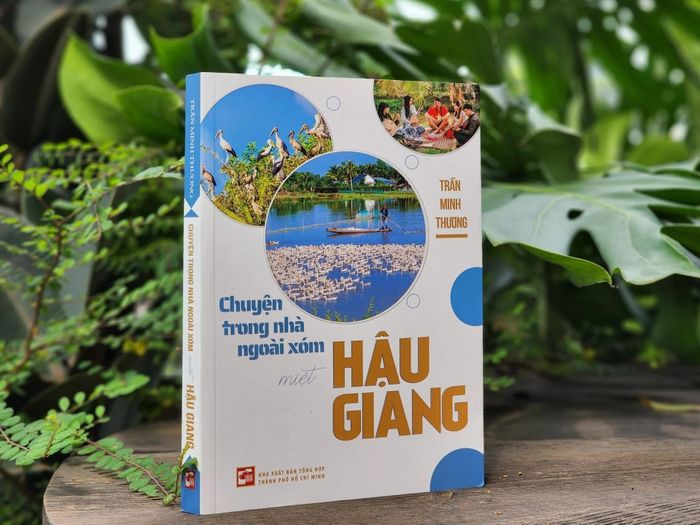 Sách Chuyện trong nhà ngoài xóm miệt Hậu Giang của tác giả Trần Minh Thương. Ảnh: NXB Tổng hợp TP.HCM.