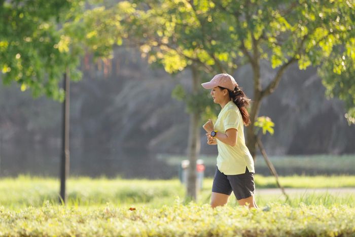  Duy trì vận động thường xuyên giúp kiểm soát cân nặng, huyết áp và đường huyết, qua đó góp phần bảo vệ sức khỏe thận. Ảnh: Phương Lâm.