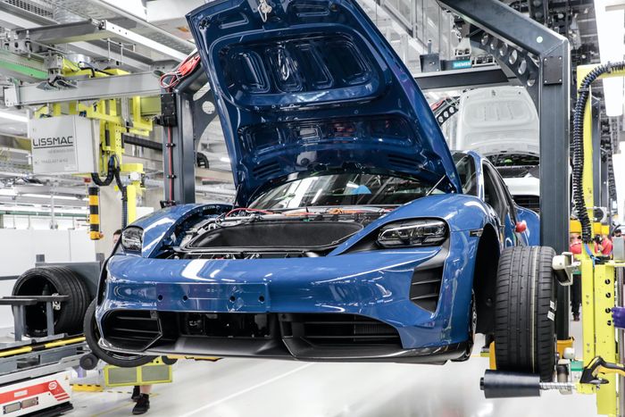  Các nguồn tin rò rỉ cho biết dây chuyền sản xuất Taycan có thể được chuyển từ Stuttgart tới Leipzig. Tại đây, mẫu xe điện này sẽ được sản xuất cùng Panamera và Macan Electric. 