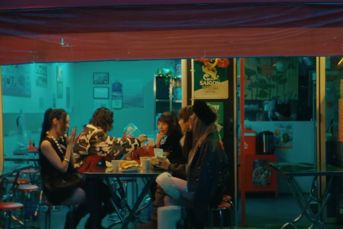  Bánh mì, tấm biển bia hơi Sài Gòn xuất hiện trong MV One More Time của nhóm AllDay Project phát hành tháng 11/2025. Ảnh: Cắt từ video.