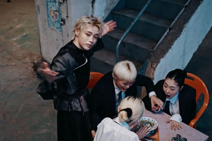  Hanbin mặc trang phục lấy cảm hứng từ áo dài trong MV solo đầu tay "No Fear" phát hành chiều 24/8. Ảnh: Hanbin/Tempest. 